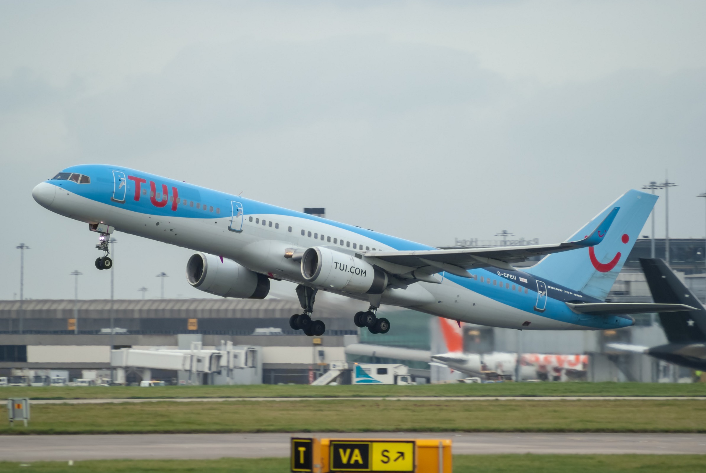 G-CPEU (029941) Boeing 757-236