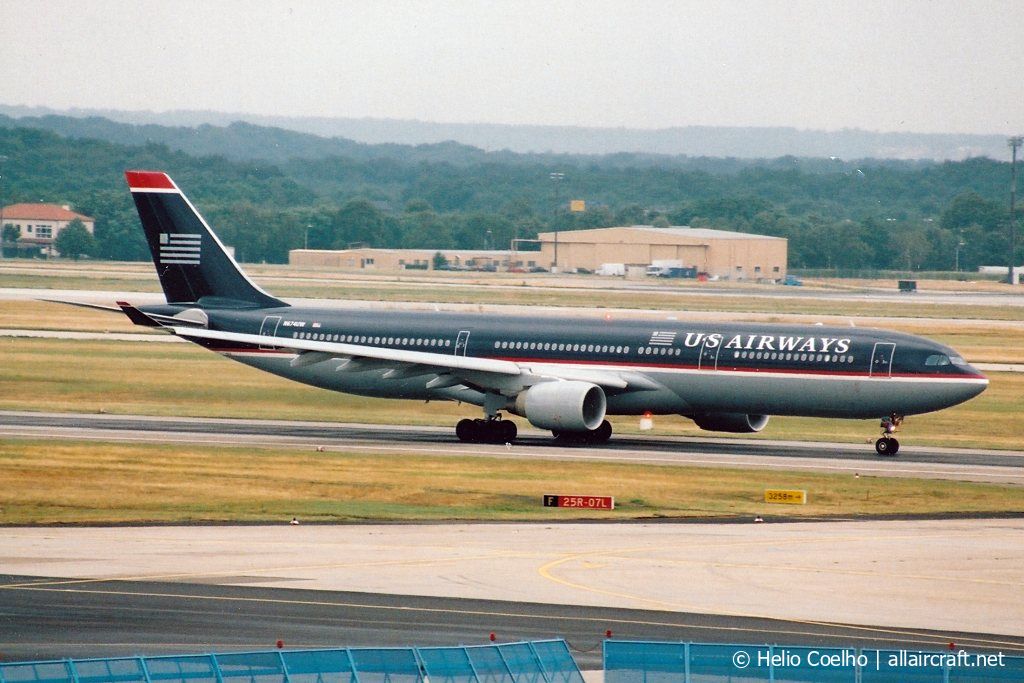 N674UW (342) 2000 Airbus A330-323