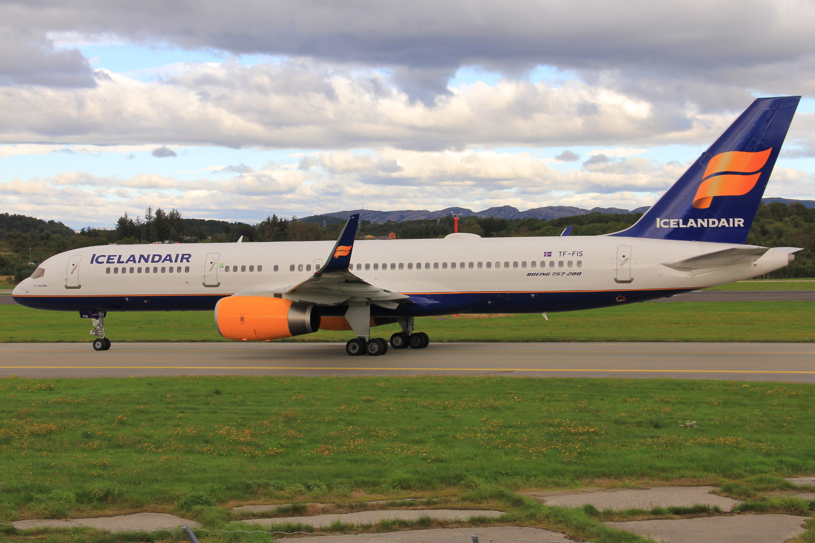 TF-FIS (26245) 1994 Boeing 757-256