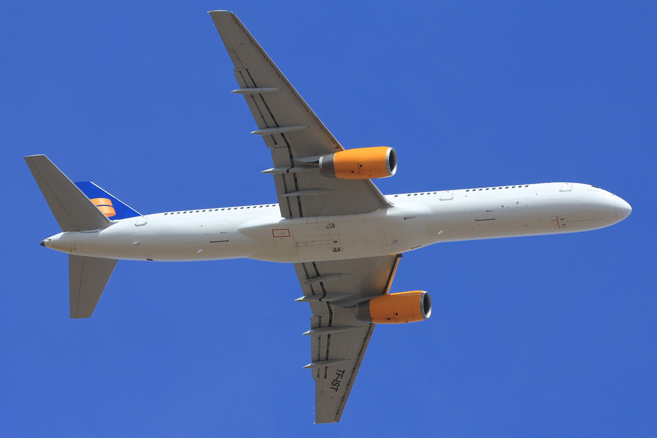 TF-IST · Boeing 757-256 · (SVG / ENZV)