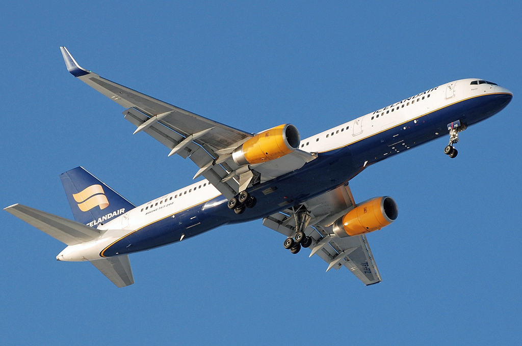 TF-FIZ (30052) 2000 Boeing 757-256(WL)