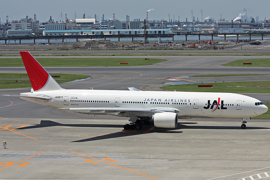 JA8977 (27636) 1996 Boeing 777-289