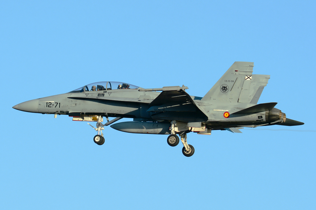 CE.15-08 / 12-71 McDonnell Douglas EF-18B Hornet