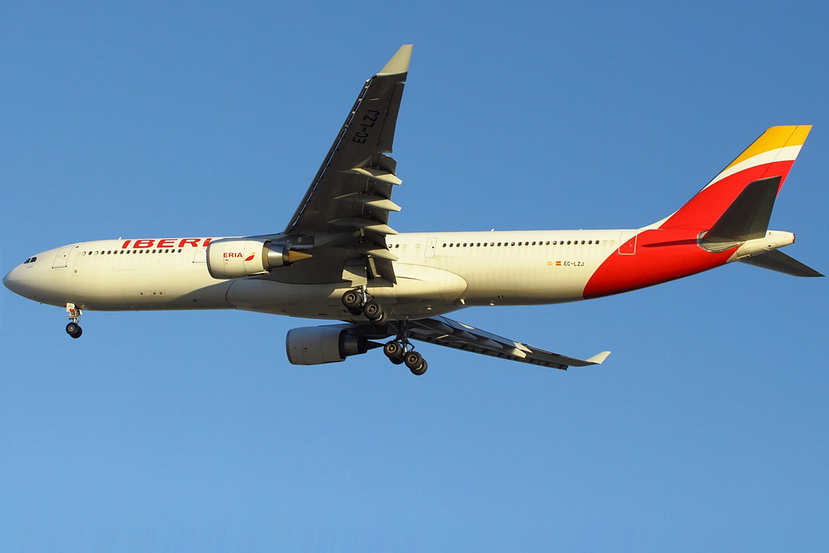 EC-LZJ, (cn 1490), Airbus A330-302