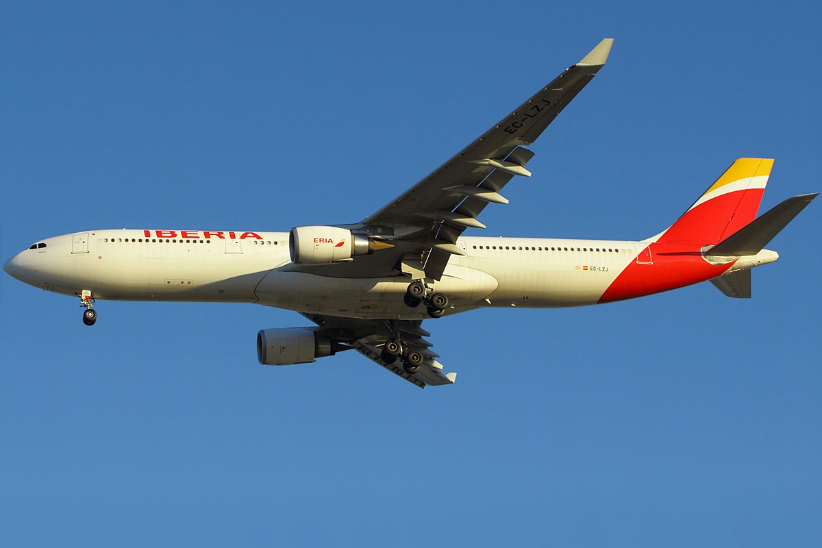 EC-LZJ, (cn 1490), Airbus A330-302