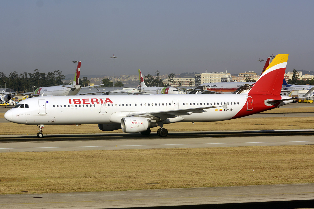 EC-IXD (2220) 2004 Airbus A321-211