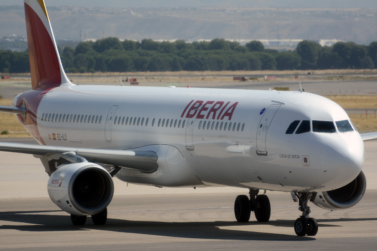 EC-ILO (1681) 2002 Airbus A321-211