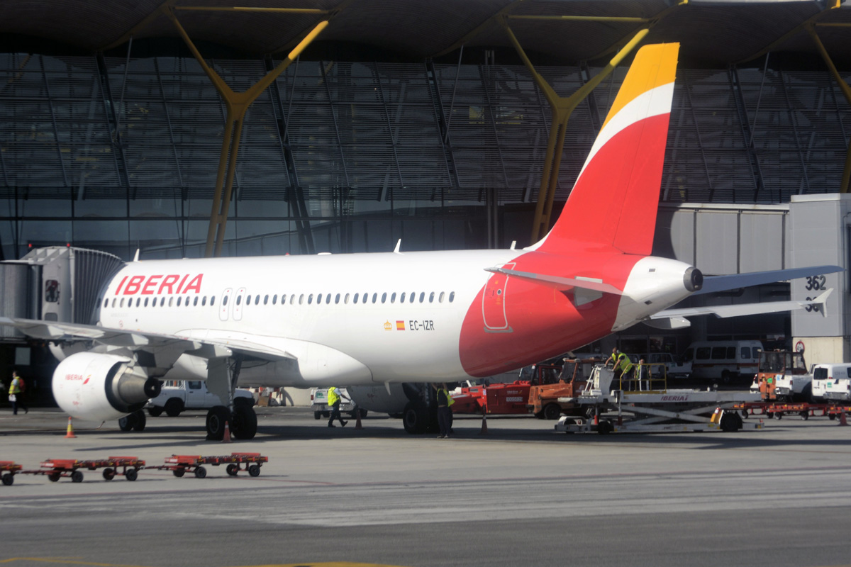 EC-IZR (2242) 2004 Airbus A320-214