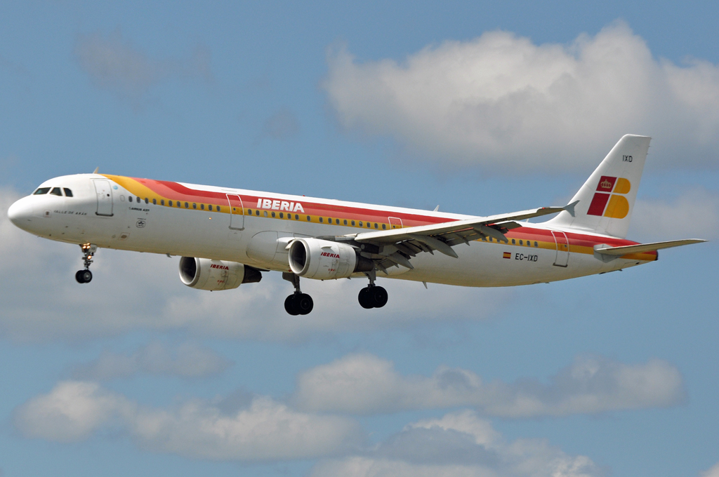 EC-IXD (2220) 2004 Airbus A321-211
