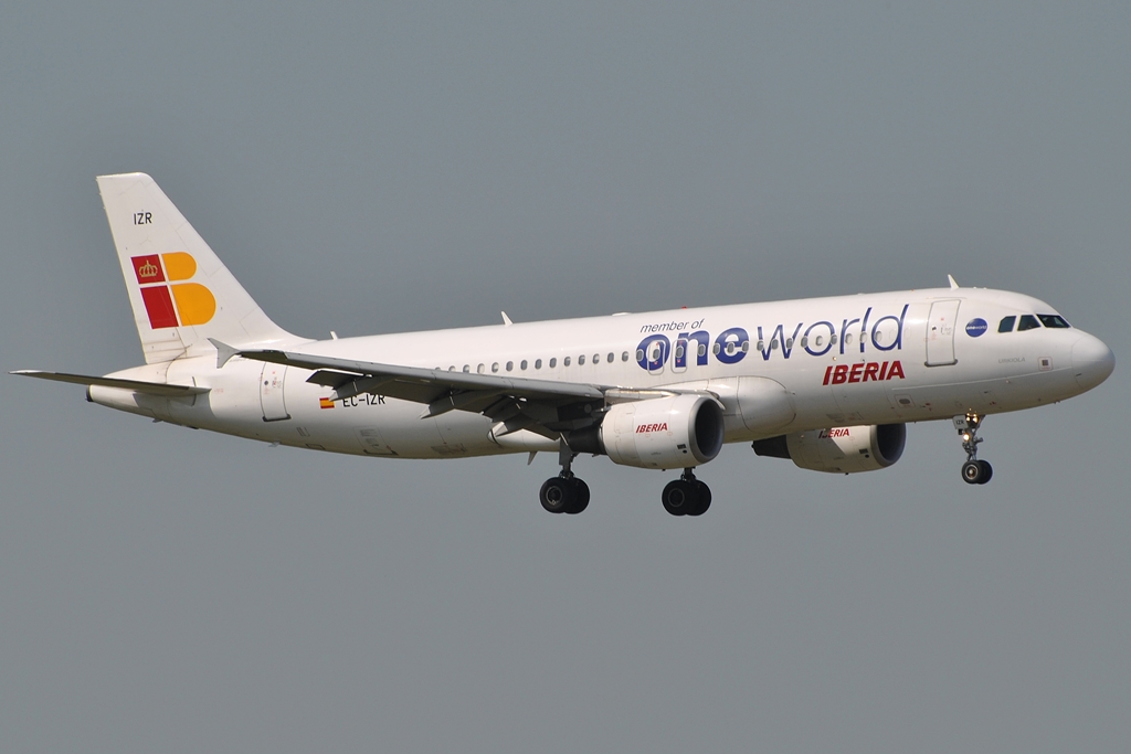 EC-IZR (2242) 2004 Airbus A320-214