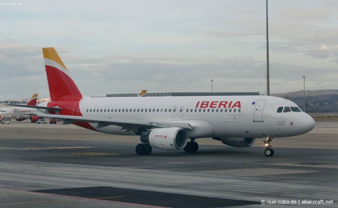 EC-IZH (2225) 2004 Airbus A320-214