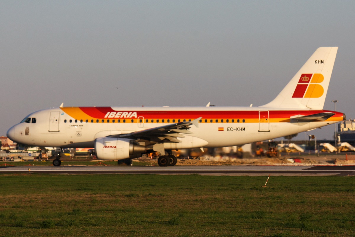 EC-KHM, (cn 3209), Airbus A319-111