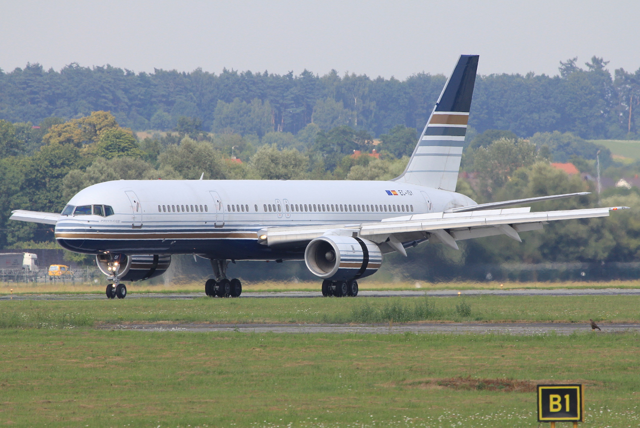 EC-ISY · Boeing 757-256 · (KRK / EPKK)