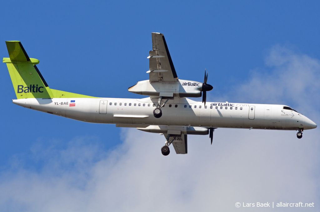 YL-BAE (cn 04289) Dash 8-Q402