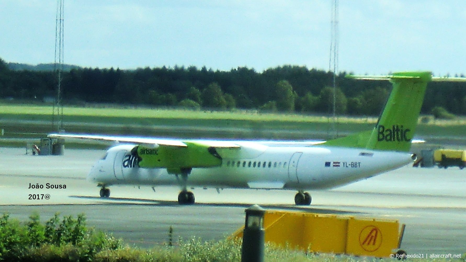 YL-BBT (4438) 2013 Bombardier Dash 8-Q402
