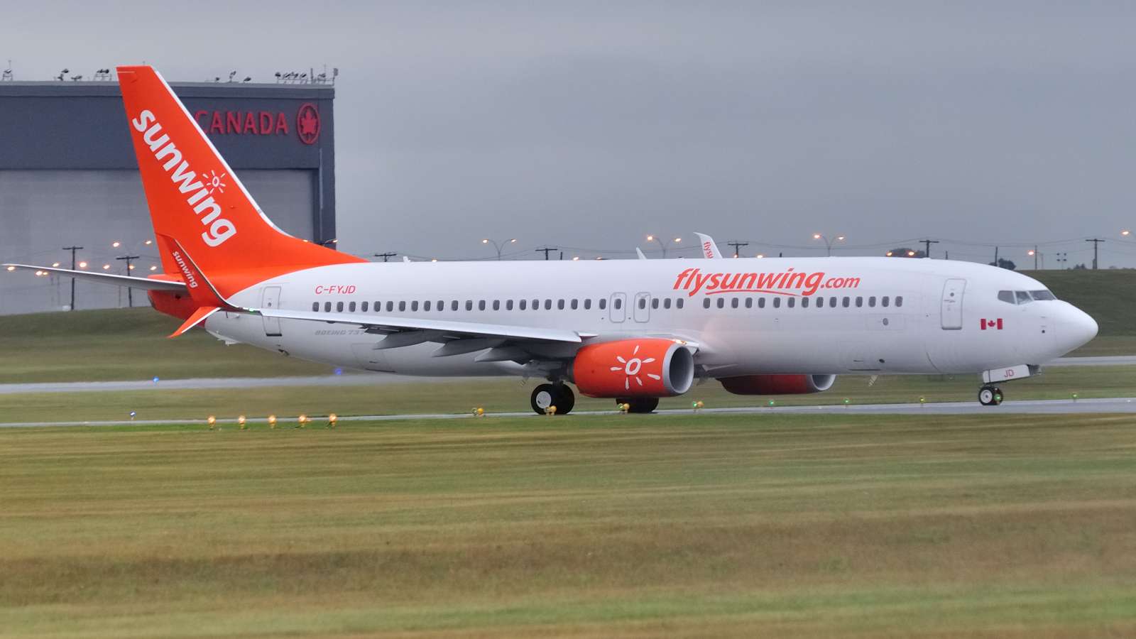 C-FYJD (41807) 2015 Boeing 737-8Q8(WL)