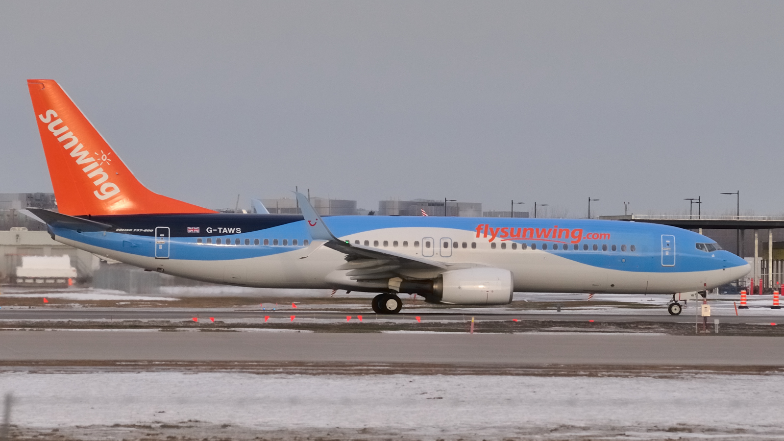 G-TAWS · Boeing 737-8K5(WL) · (YUL / CYUL)