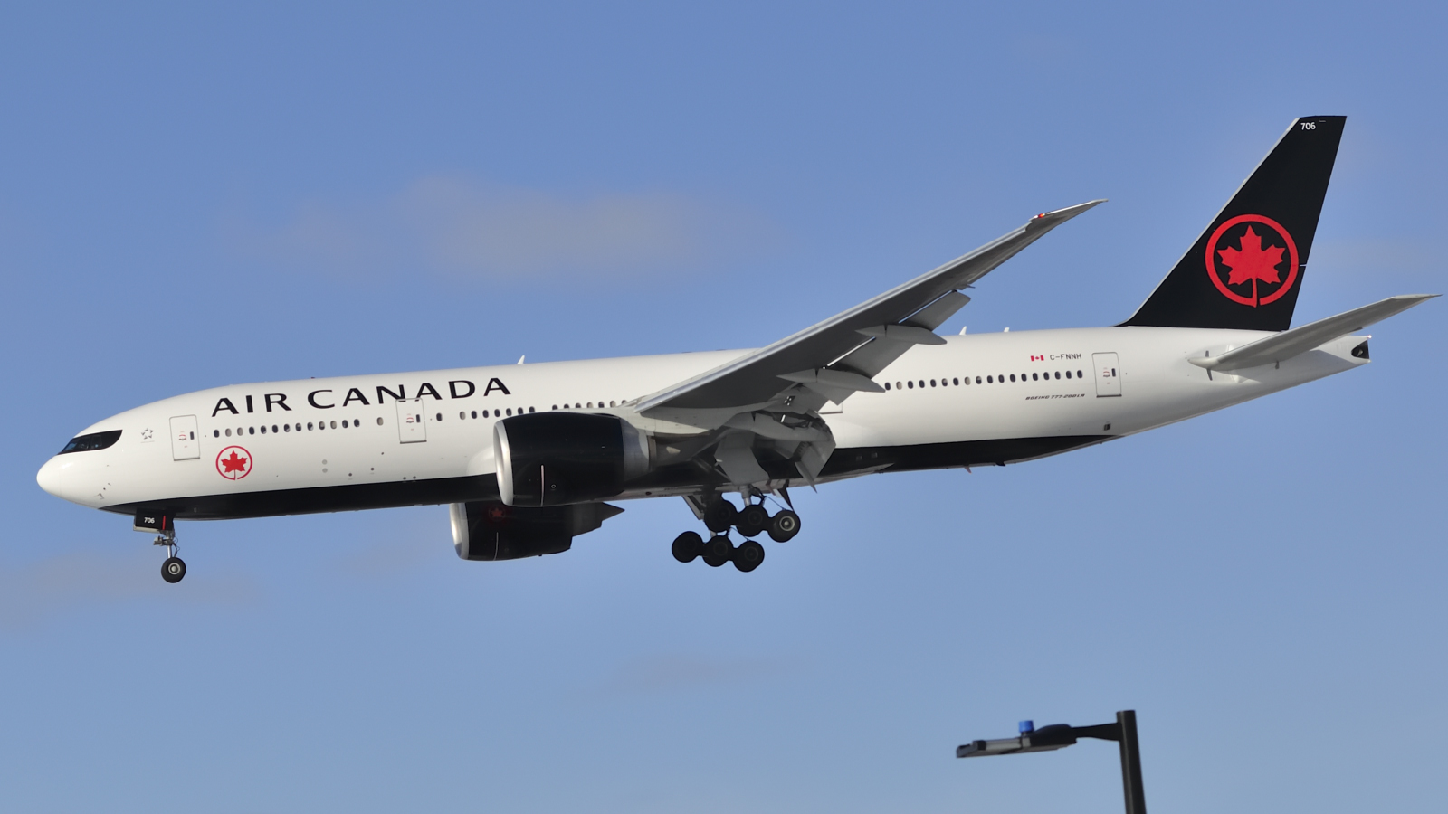 C-FNNH (cn 35247) Boeing 777-233LR