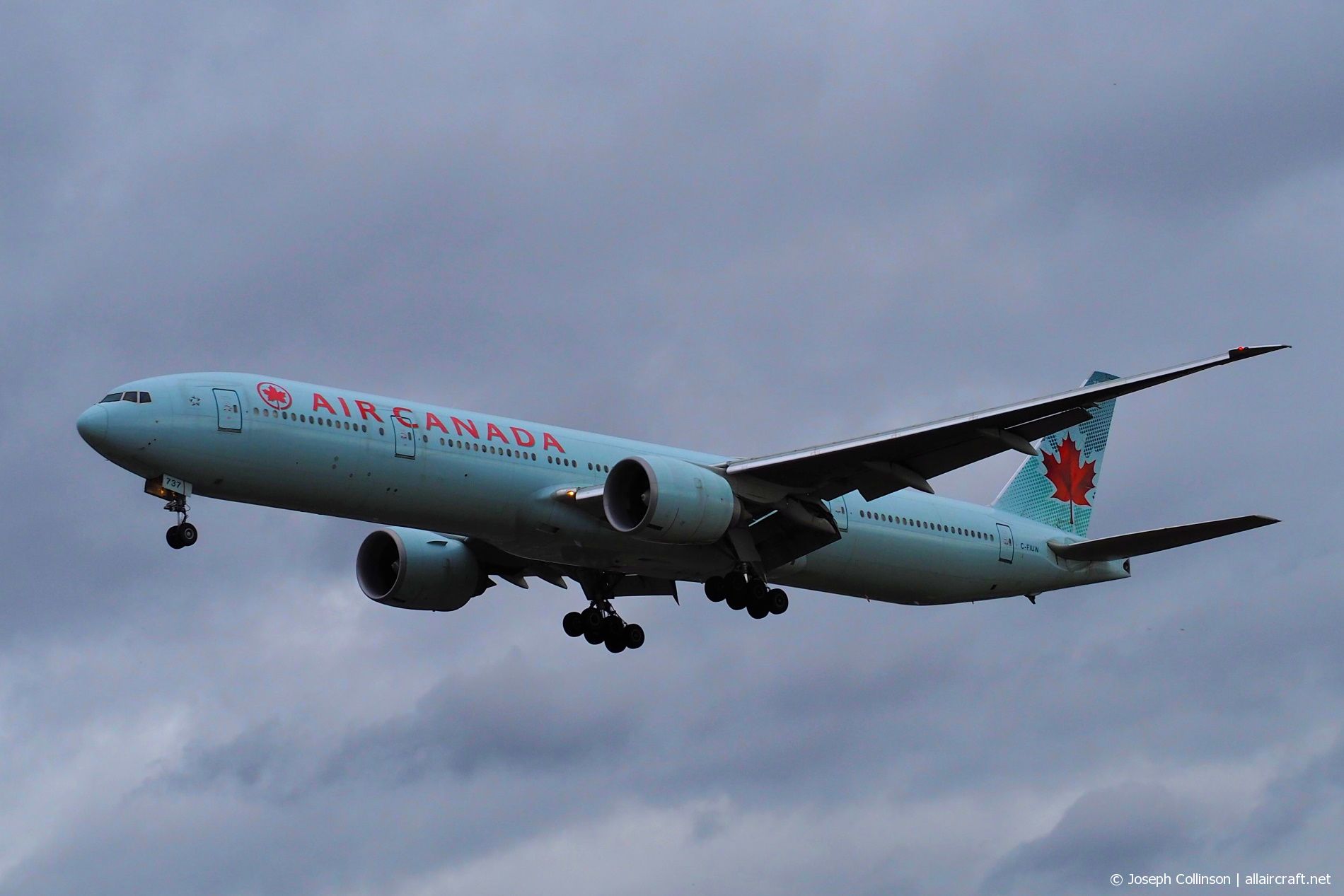 C-FIUW (cn 35249) Boeing 777-333ER