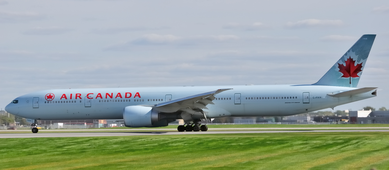 C-FIVX (cn 42219) Boeing 777-333ER