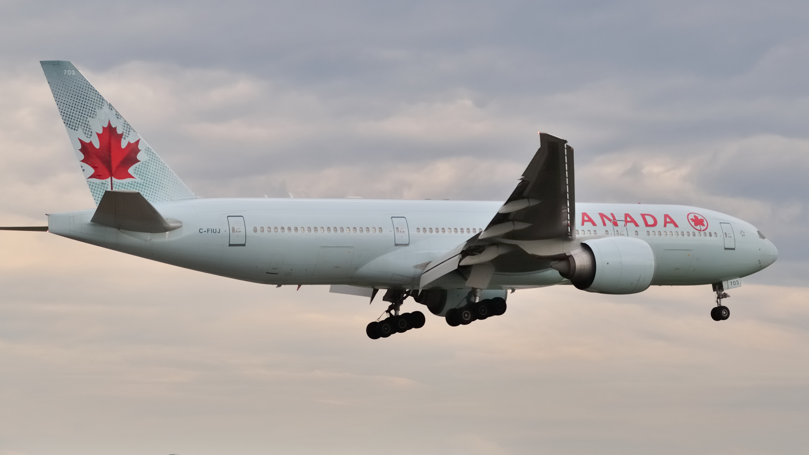 C-FIUJ (cn 35244) Boeing 777-233