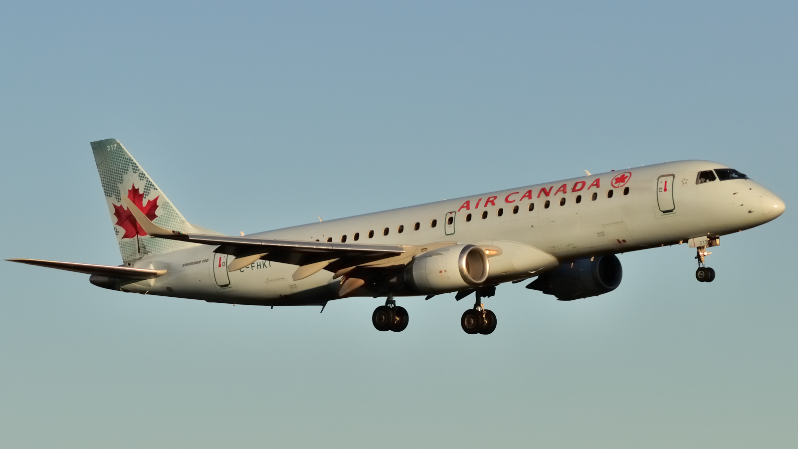 C-FHKI (cn 19000052) Embraer 190-100IGW