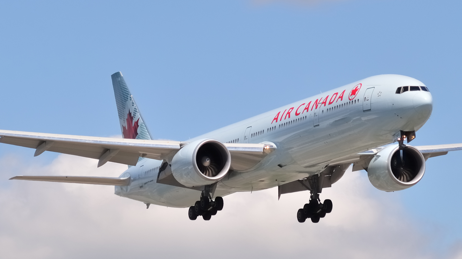 C-FIVX (cn 42219) Boeing 777-333ER