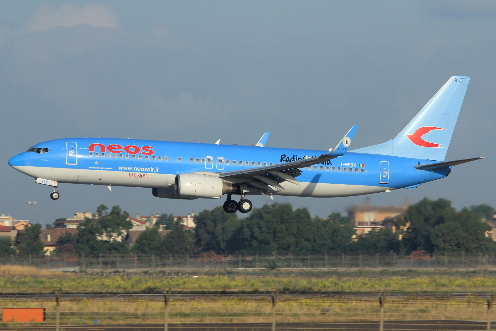 I-NEOX (33677) 2004 Boeing 737-86N WL