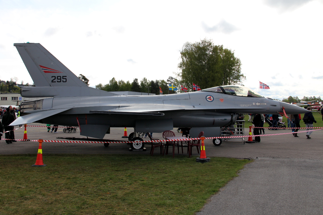 295 (6K-24) 1981 General Dynamics F-16AM Fighting Falcon