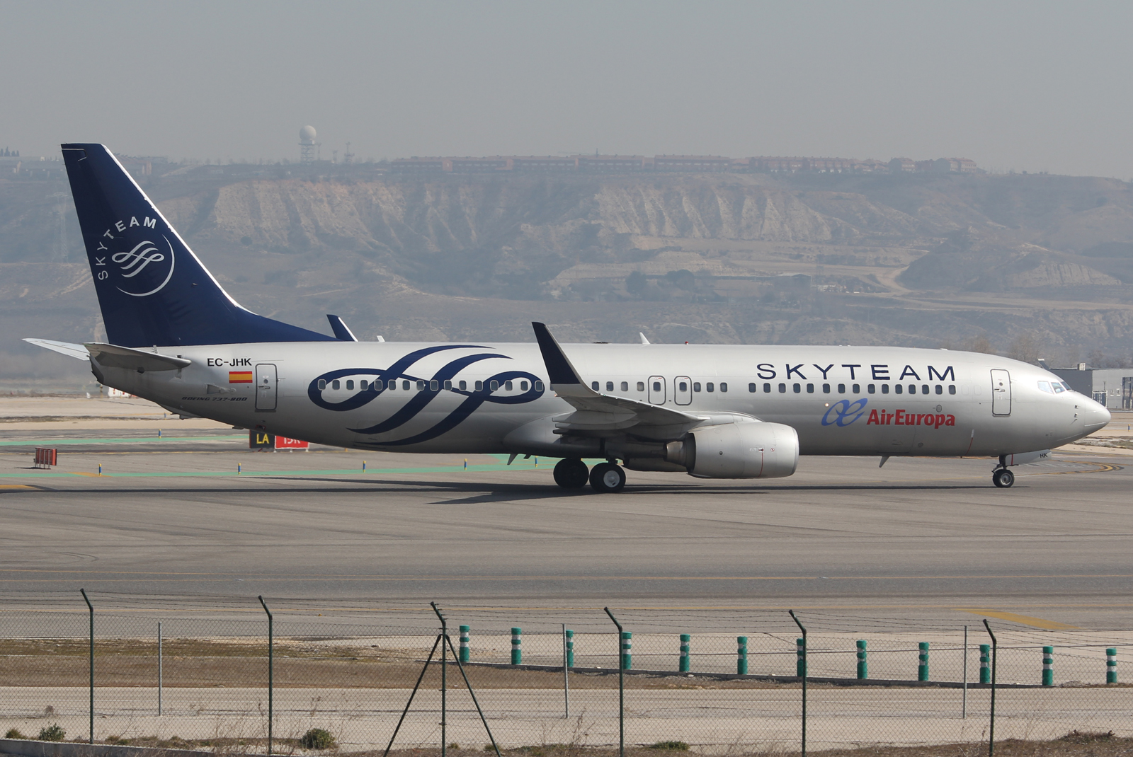 EC-JHK (33975) 2005 Boeing 737-85P(WL)