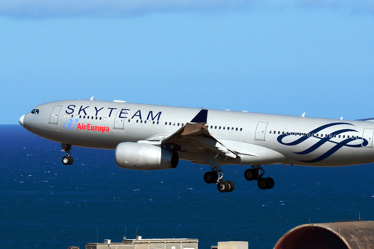 EC-LNH · Airbus A330-243 · (LPA / GCLP)
