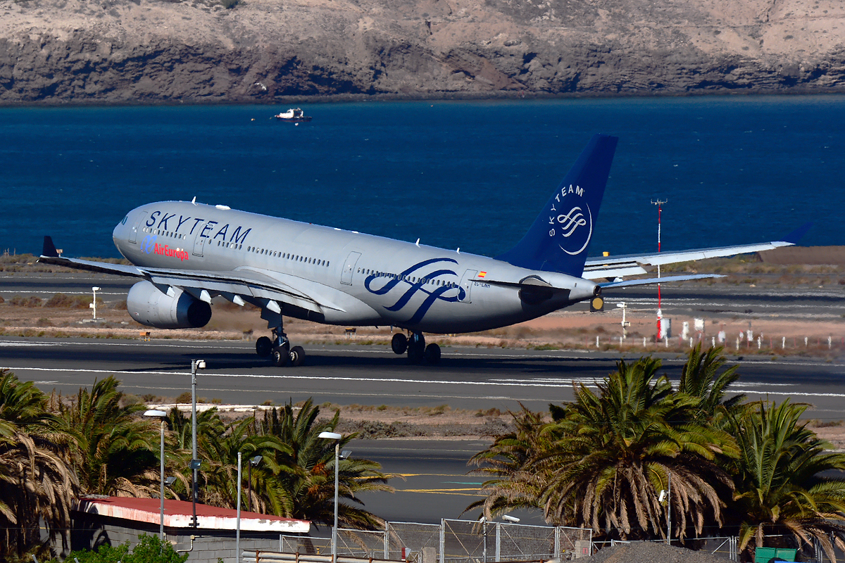 EC-LNH (551) 2003 Airbus A330-243