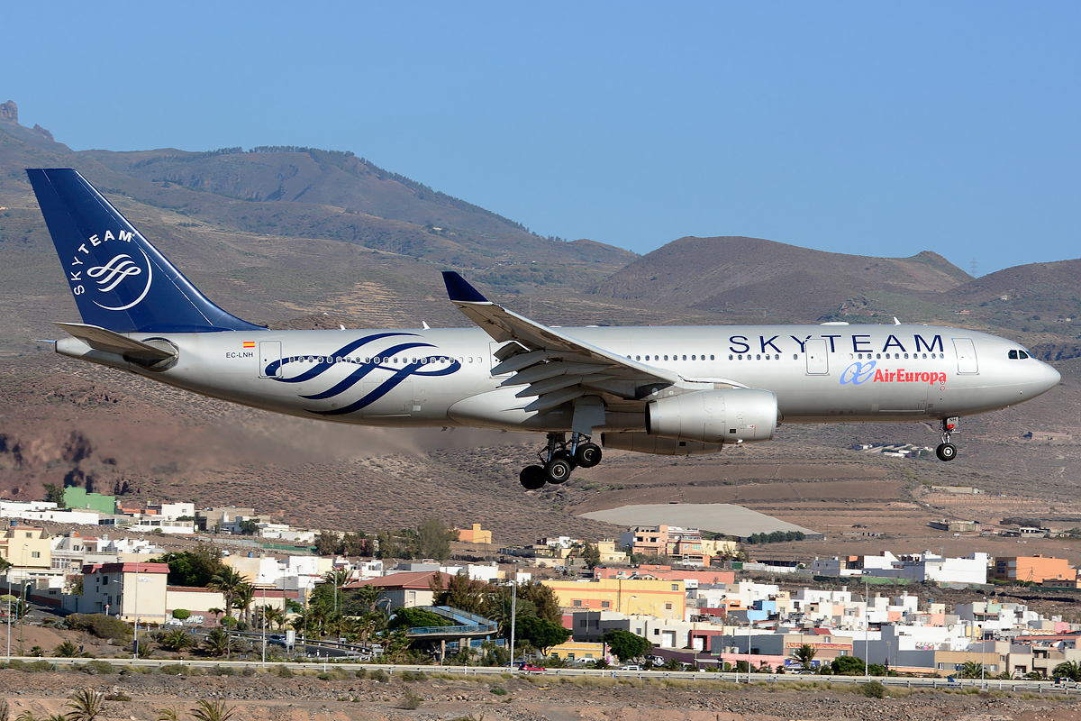 EC-LNH (551) 2003 Airbus A330-243
