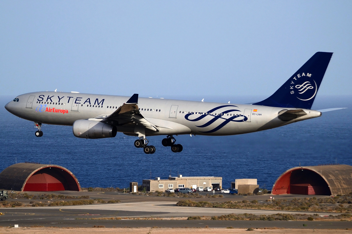EC-LNH (551) 2003 Airbus A330-243