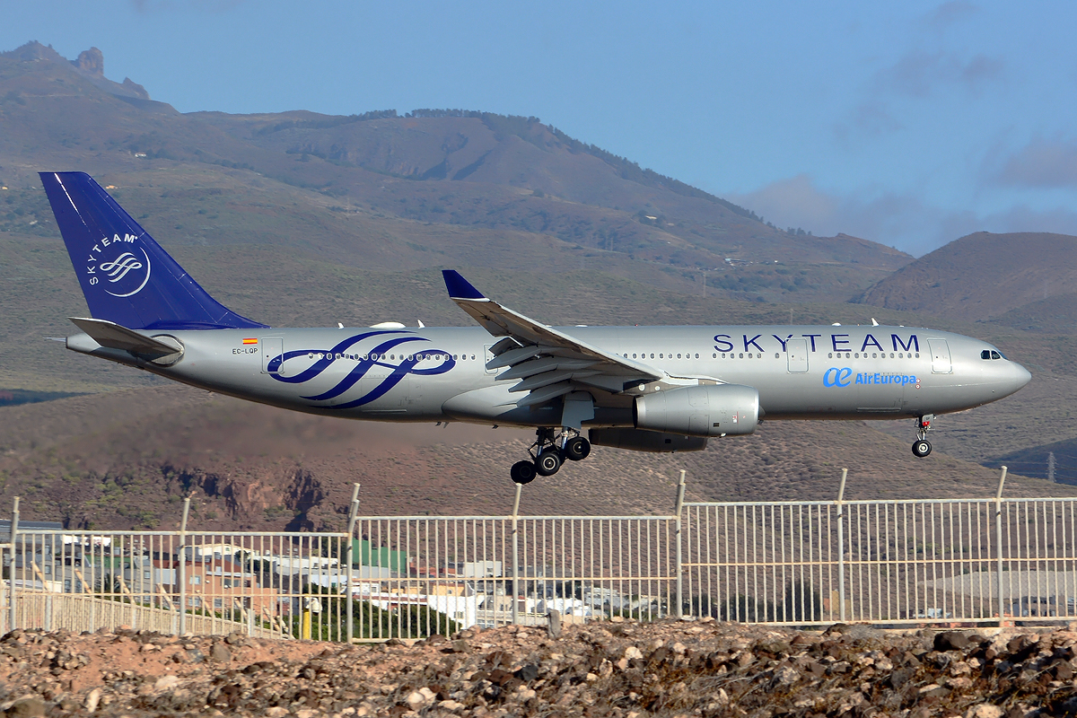 EC-LQP (526) 2003 Airbus A330-243
