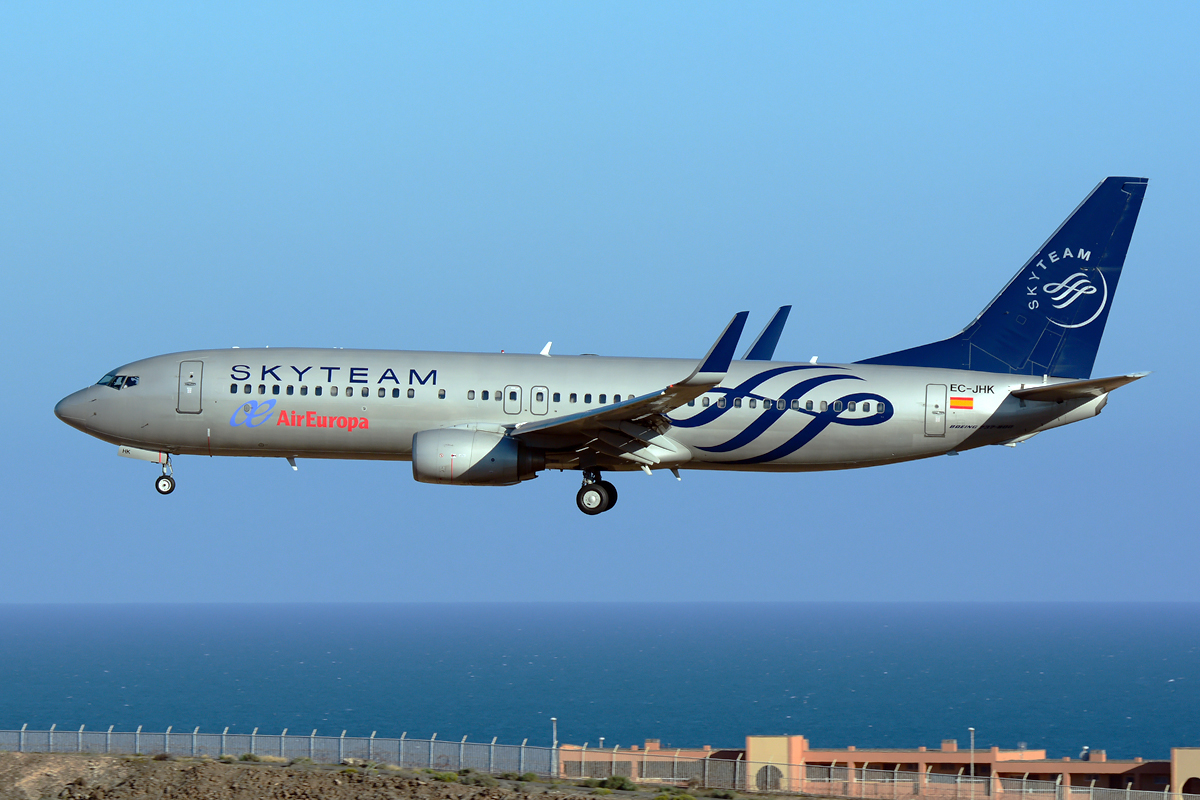 EC-JHK (33975) 2005 Boeing 737-85P(WL)