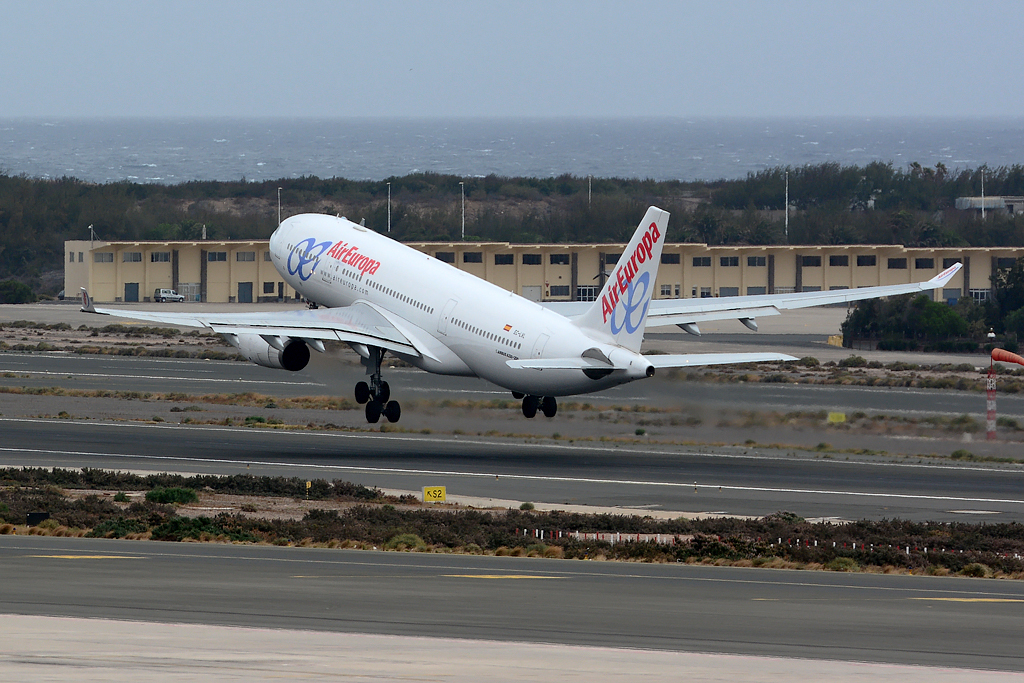 EC-LQO (cn 0505) Airbus A330-243