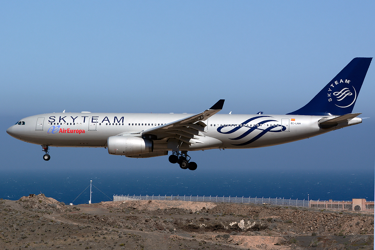EC-LNH (551) 2003 Airbus A330-243