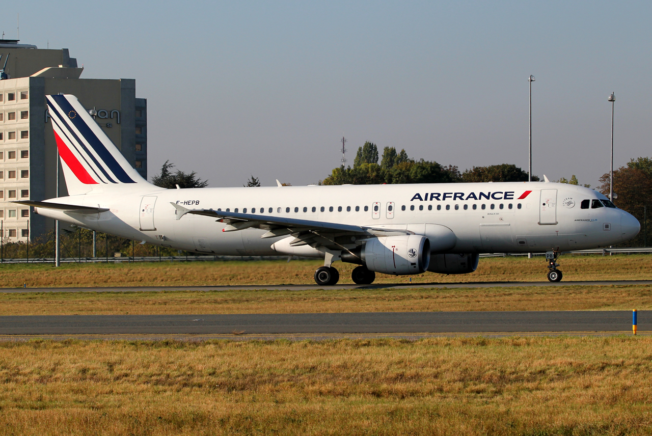 F-HEPB · Airbus A320-214 · (CDG / LFPG)
