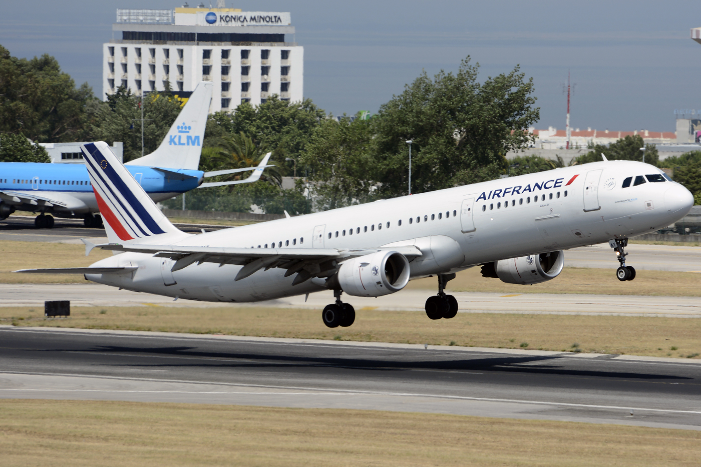 F-GTAY (4251) 2010 Airbus A321-212