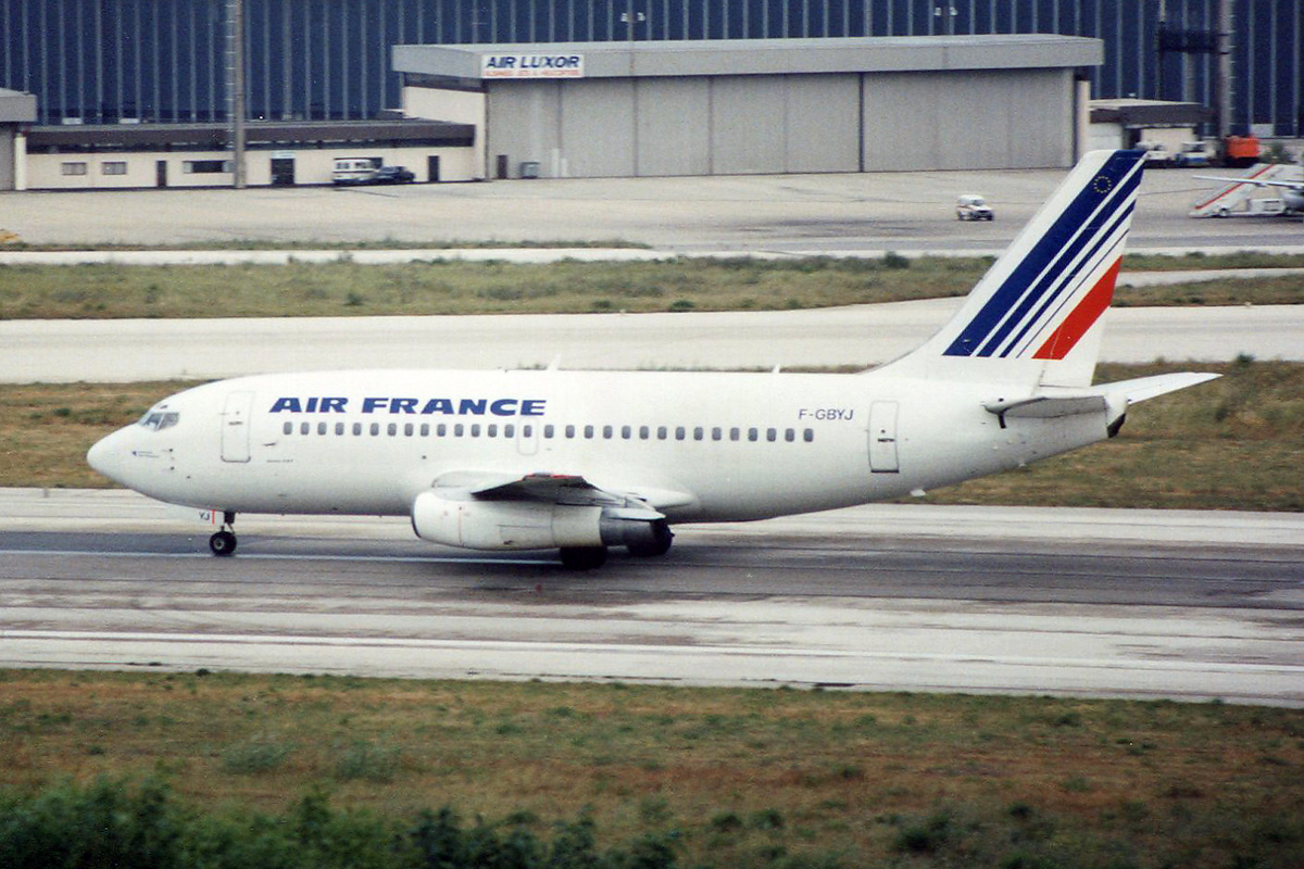 F-GBYJ (cn 23009) Boeing 737-228Adv