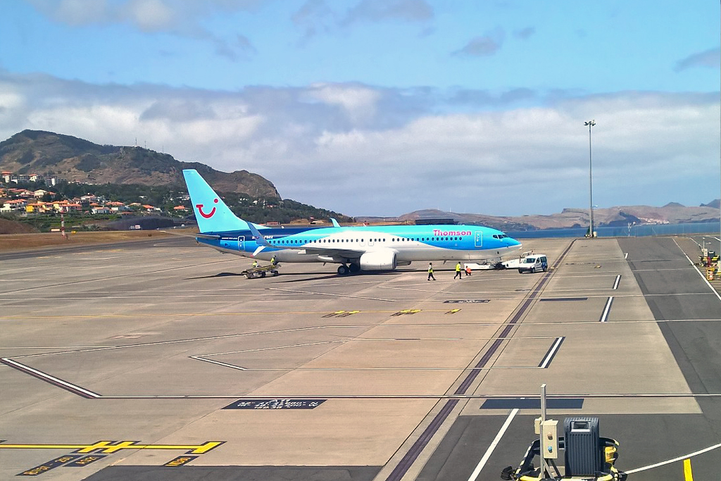 G-FDZZ (cn 37262) Boeing 737-8K5