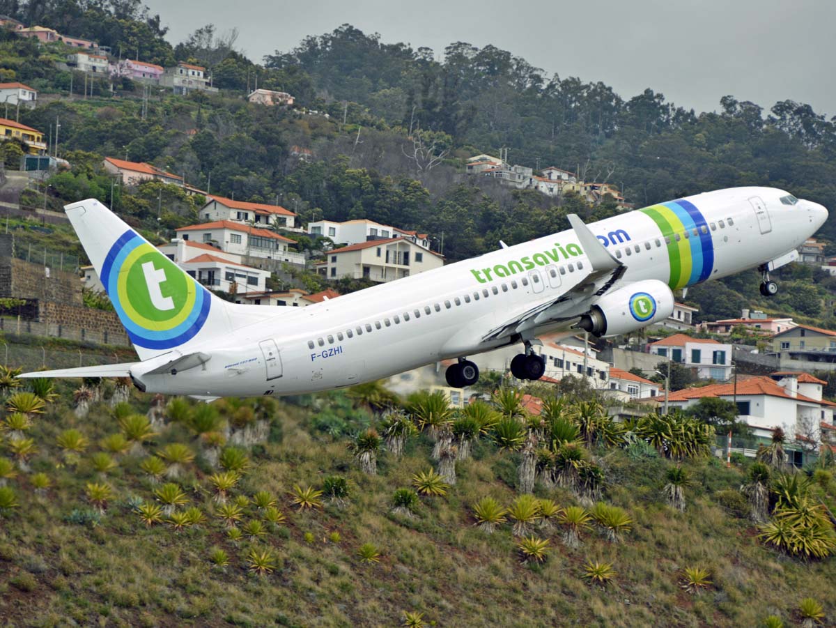 F-GZHI (36120) 2013 Boeing 737-86J WL