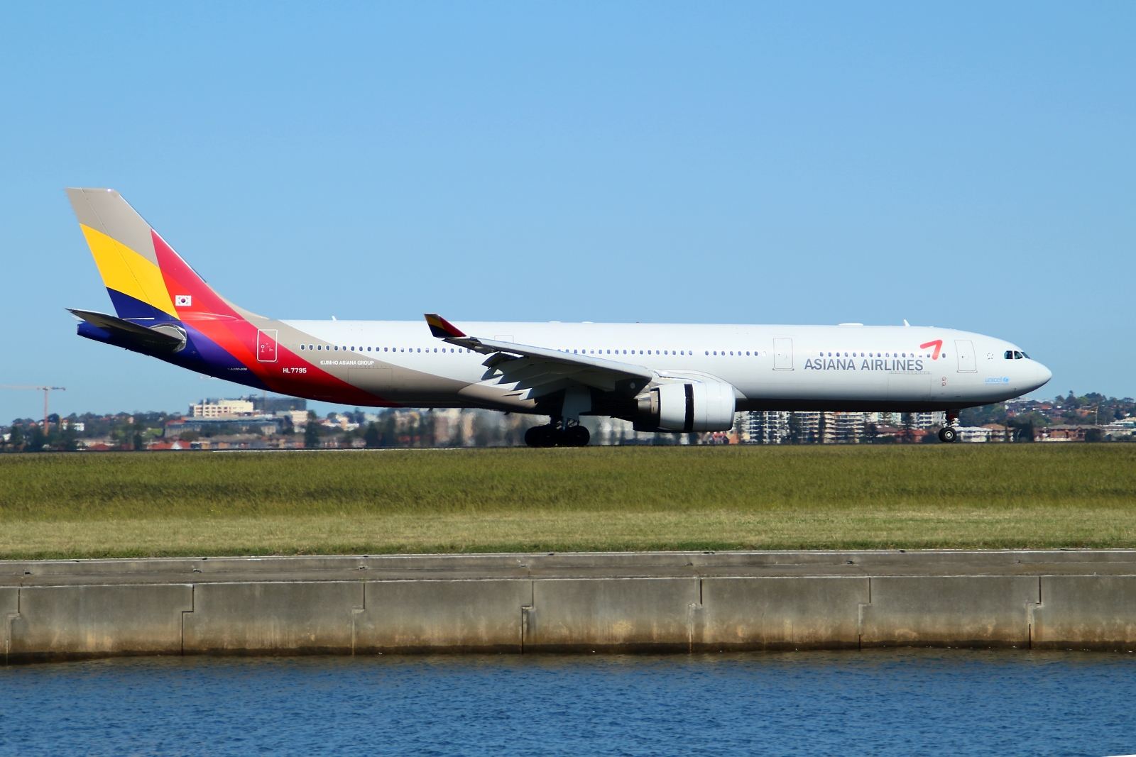 HL7795 (1211) 2011 Airbus A330-323