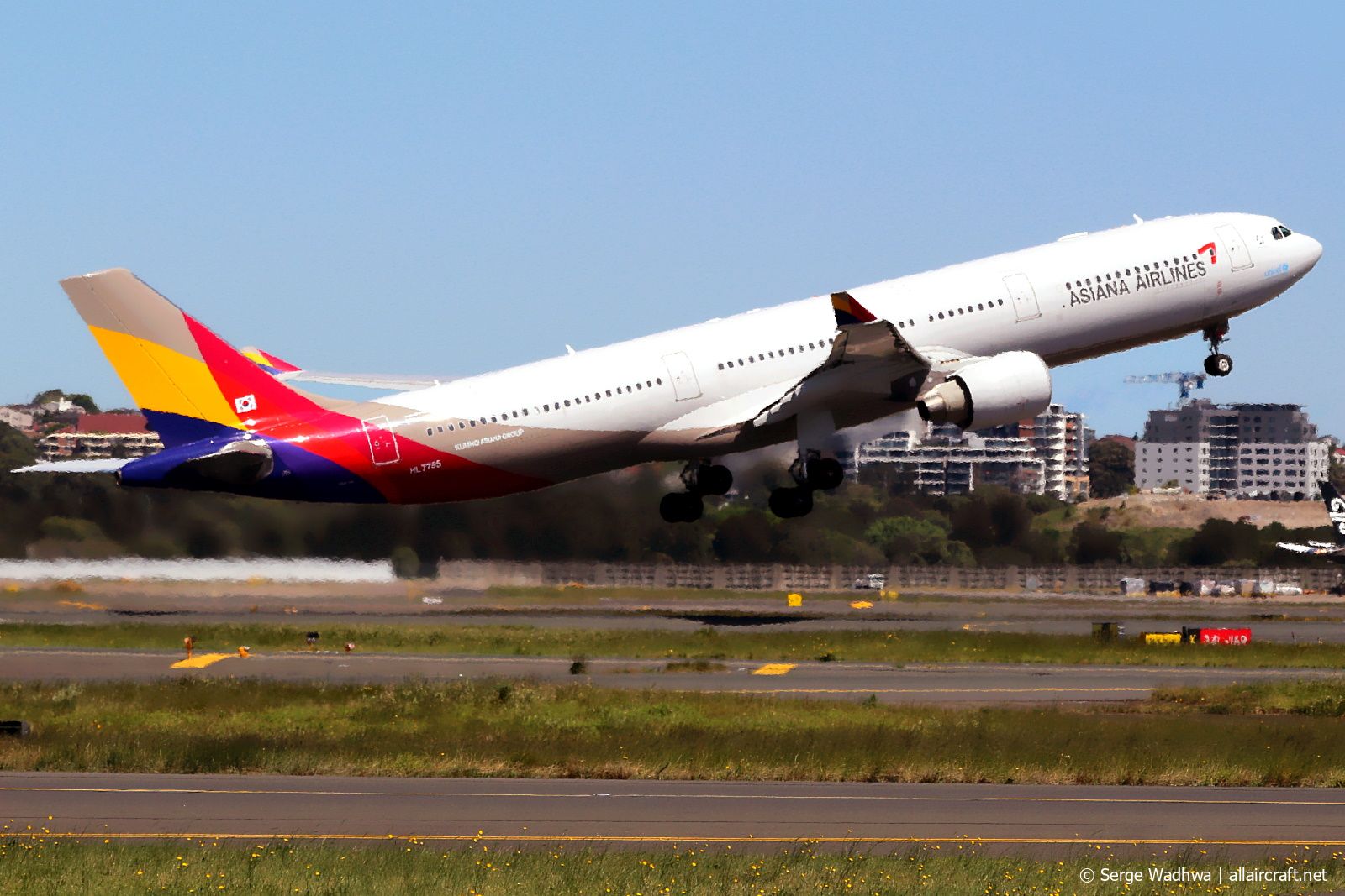 HL7795 (1211) 2011 Airbus A330-323