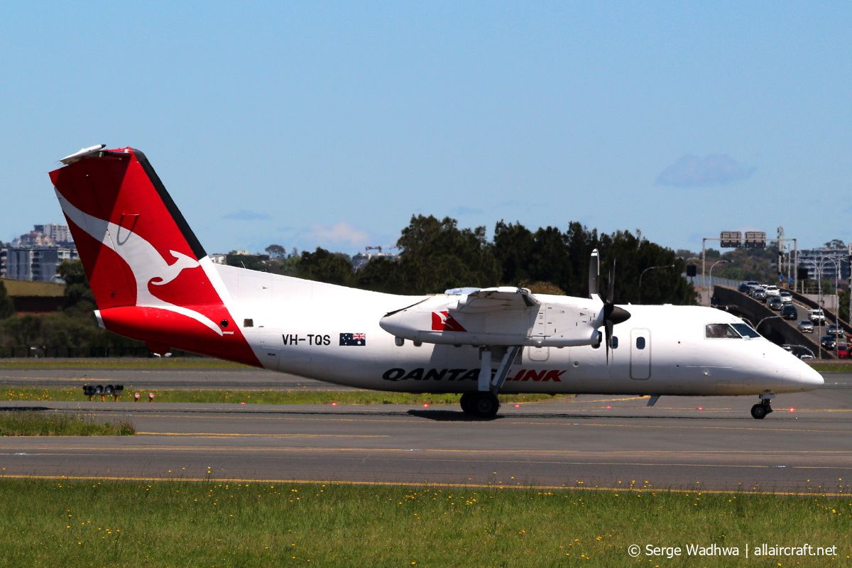 VH-TQS (418) 1995 Bombardier Dash 8-Q202