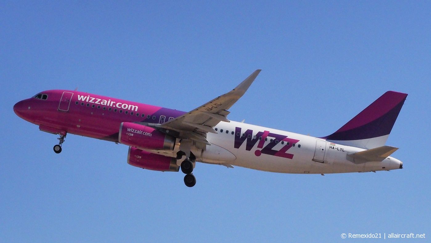 HA-LYL (6489) 2015 Airbus A320-232 WL