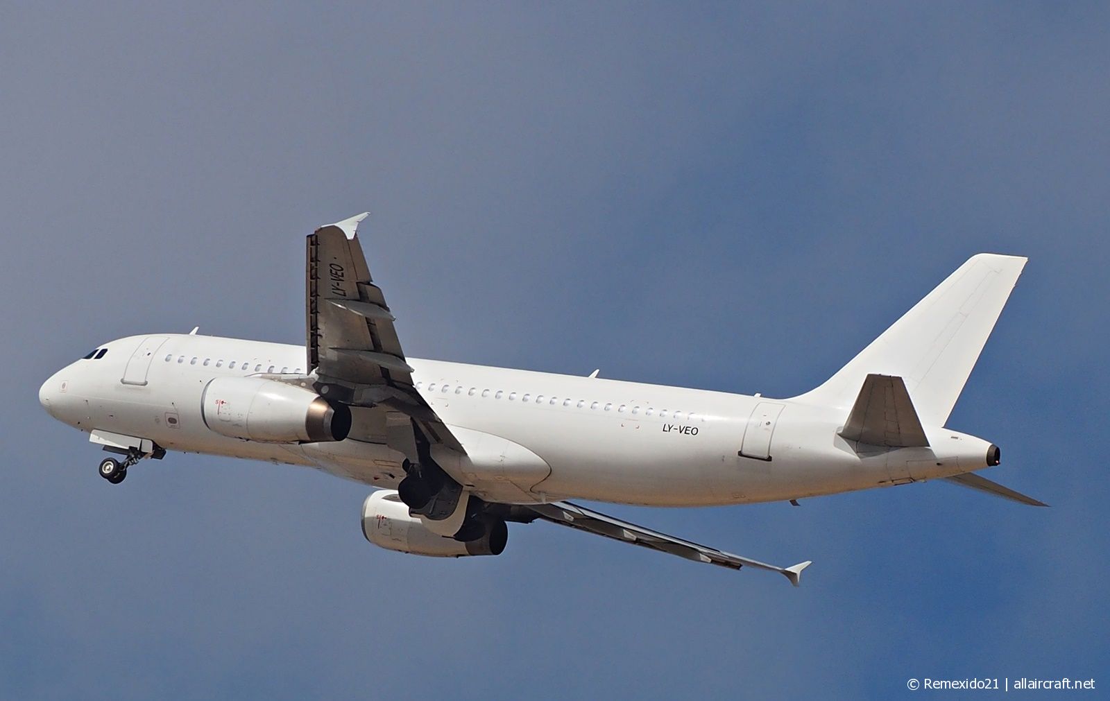 LY-VEO (558) 1995 Airbus A320-233