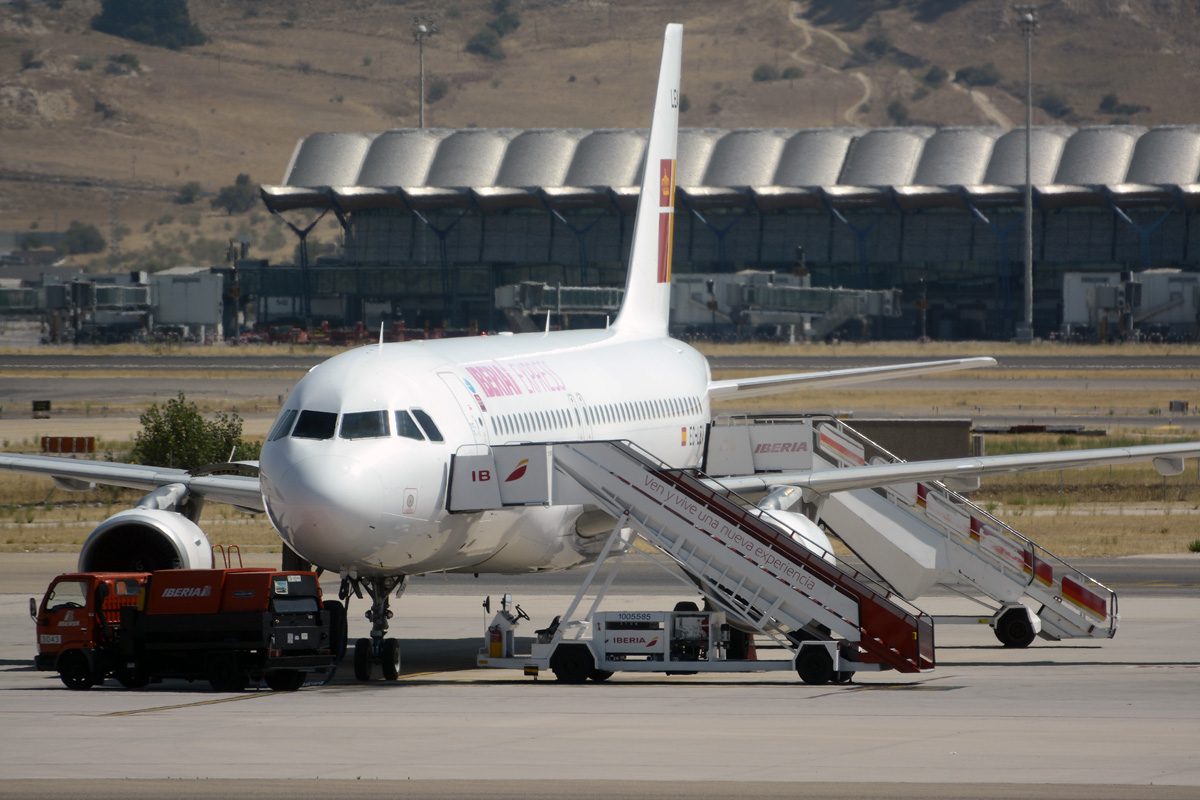 EC-LEA (1099) 1999 Airbus A320-214