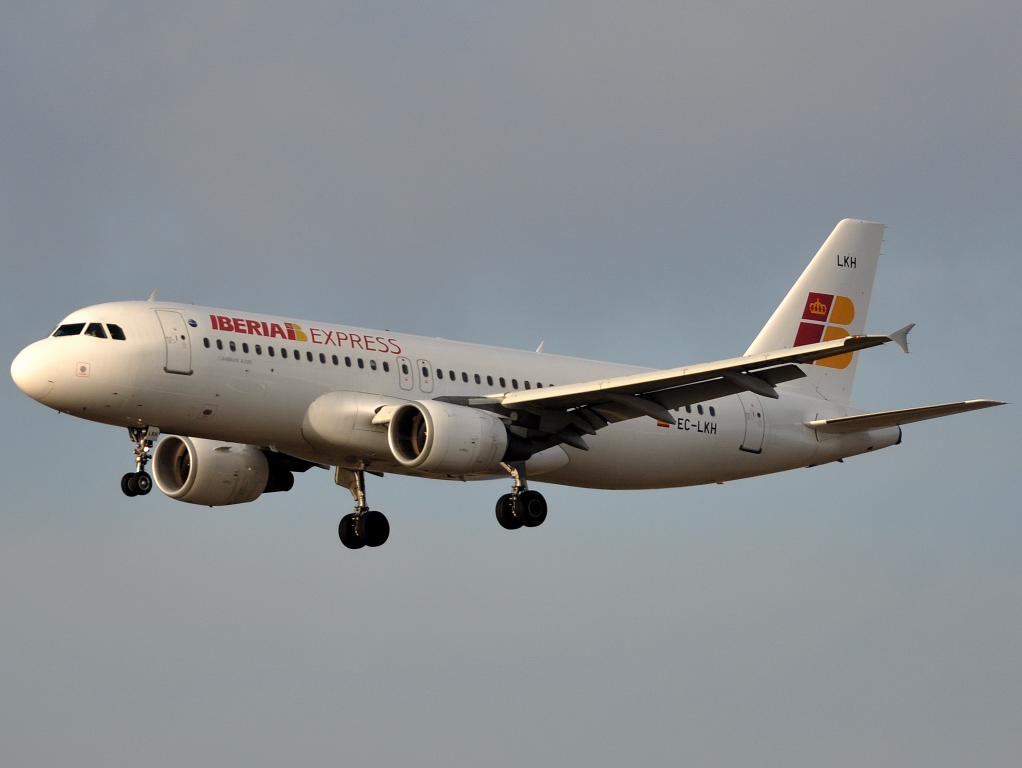 EC-LKH (1101) 1999 Airbus A320-214